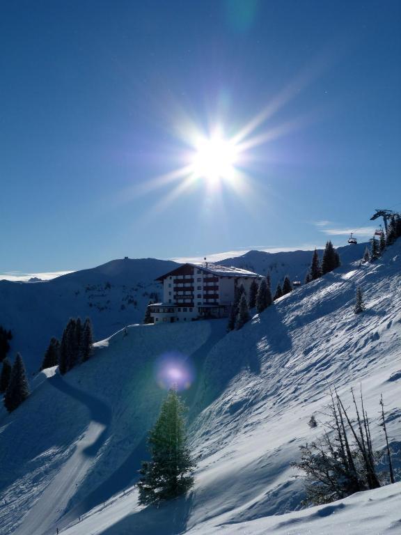 Ehrenbachhohe On Top Of The Mountain 키츠부헬 외부 사진